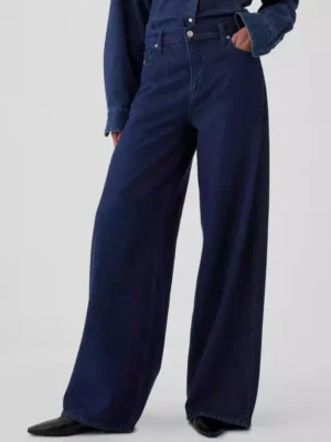 Baggy jean in a dark indigo wash