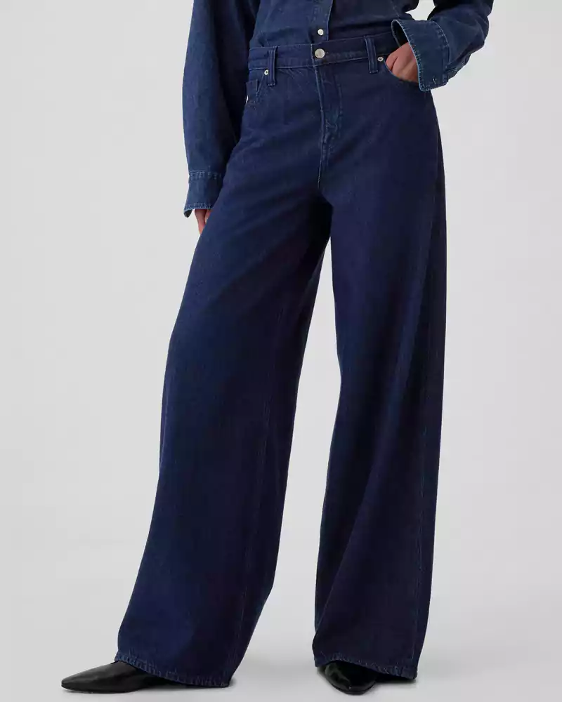 Baggy jean in a dark indigo wash