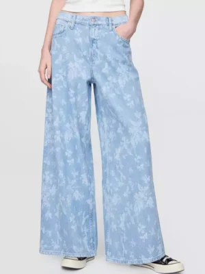 Baggy jean with an allover floral print