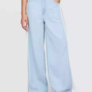 Baggy jean in a light wash with side stripes