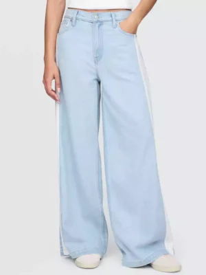 Baggy jean in a light wash with side stripes