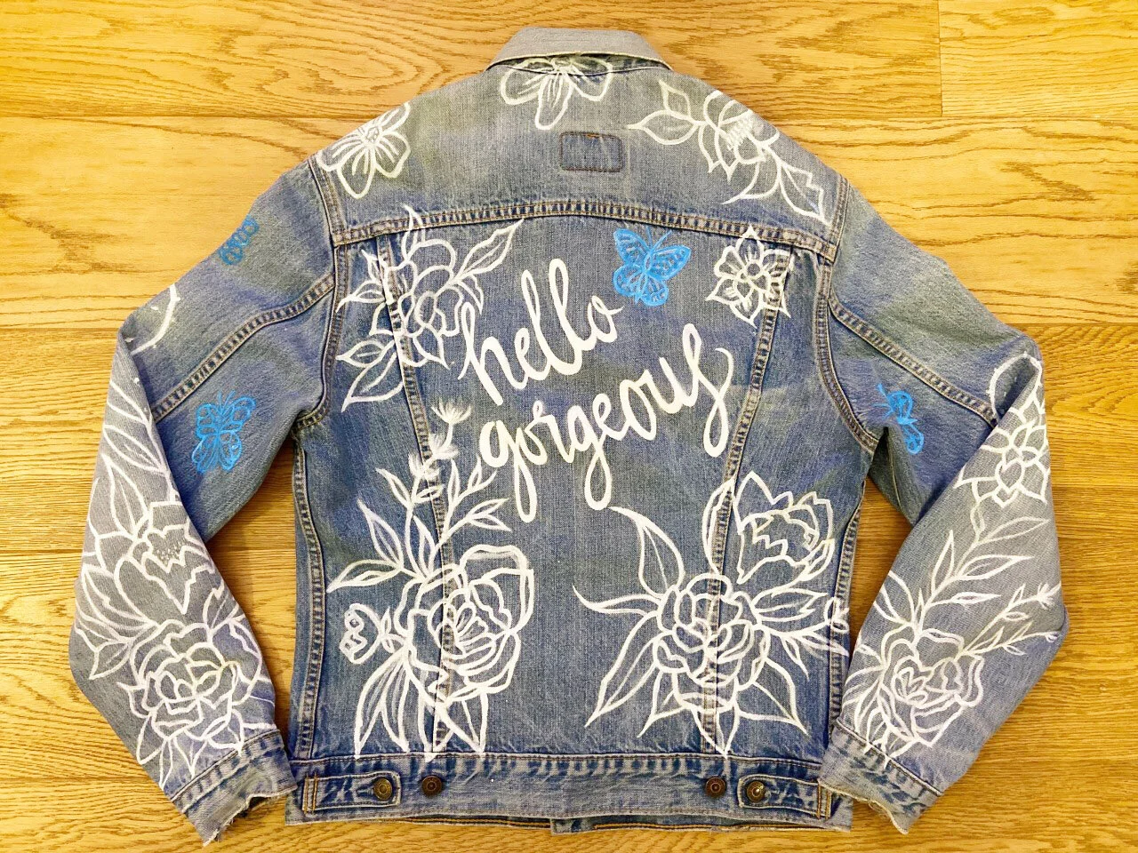 A Custom Floral Denim Levis Jacket we made for a Customer for her Christmas Present from her uncle. She told us she wanted flowers all over in a linear style and pretty hand writing saying ‘Hello Gorgeous’ at the back. Get in Contact for your own id…