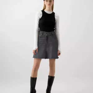 Denim skirt with frayed hem
